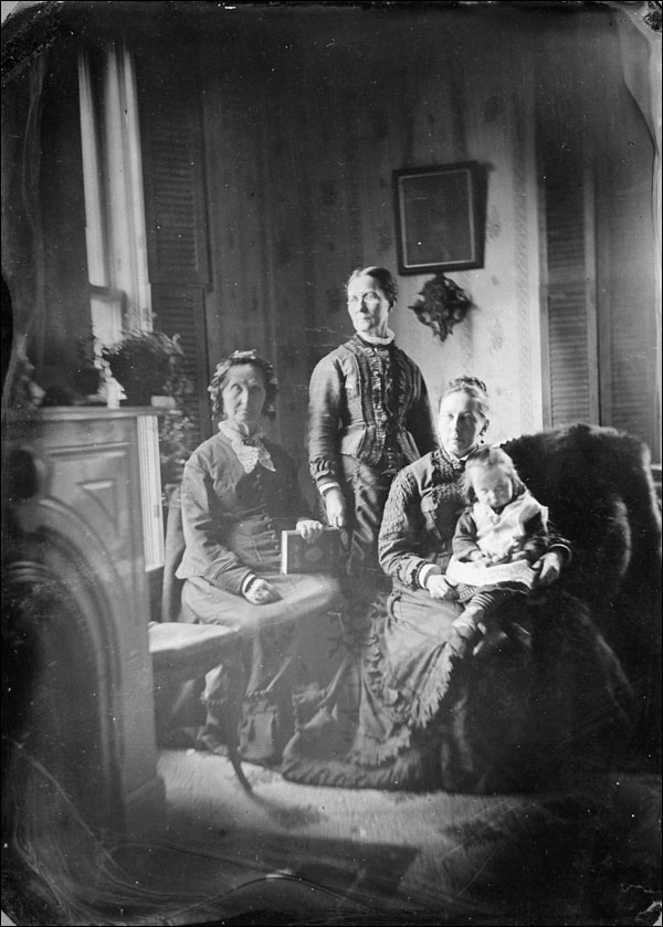 Trois femmes et un enfant non-identifiés dans un ferrotype