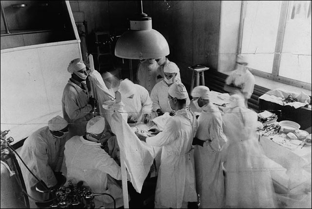 Les docteurs Norman Bethune, Arthur Vineberg et P. Perron assistant le docteur Edward Archibald en train d'opérer un malade à l'hôpital Royal Victoria