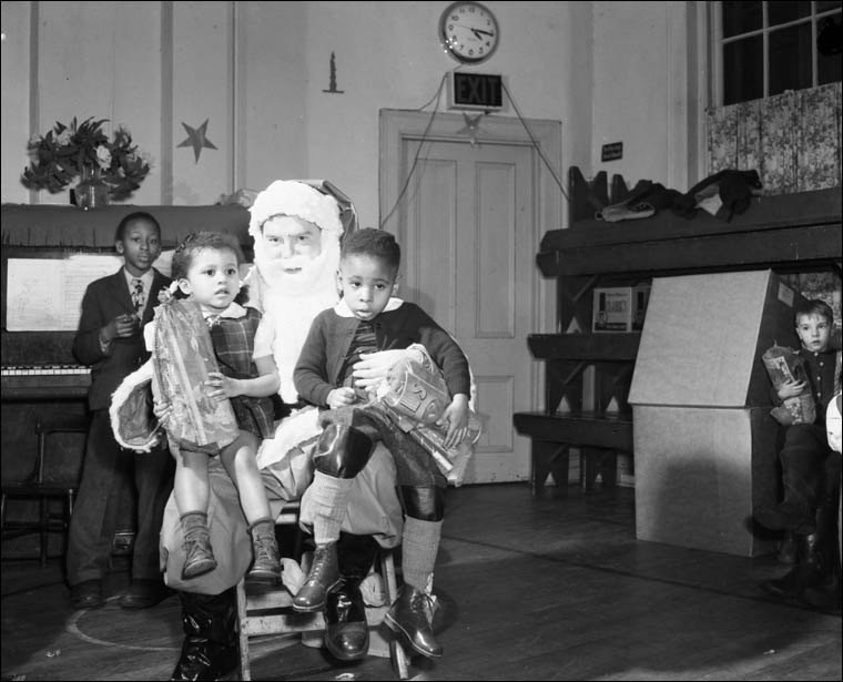 Le père Noël visite le Centre communautaire pour Noirs