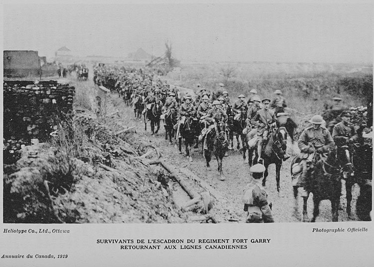 Survivants de l’escadron du régiment Fort Garry retournant aux lignes canadienne