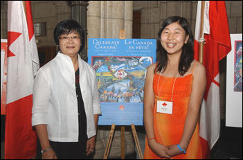 Photo de Beverly J. Oda, ministre du Patrimoine canadien et de la Condition féminine, félicite Sofia Hou, gagnante nationale du Défi de l'affiche de la fête du Canada 2006, lors d'une réception tenue sur la Colline du Parlement, le 1er juillet 2006.