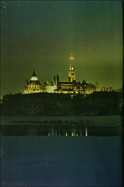 Une photo de nuit des édifices du parlement de la rivière Ottawa.