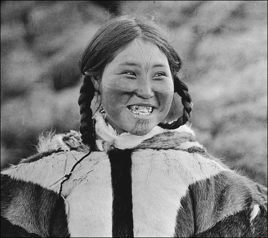 Kila, une fille Inuit tatouée, de la région de Dolphin et Union Strait, Coronation Gulf, T.N.-O., 1916