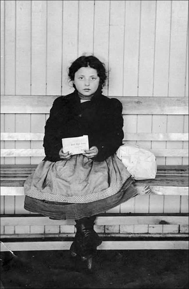 Jeune immigrante galicienne tenant une enveloppe étiquetée « Red Star Line », Saint Jean, N-B, mai 1905
