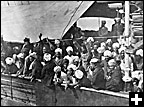 Immigrants indiens à bord du KOMAGATA MARU dans la baie English, Vancouver, Colombie-Britannique, 1914