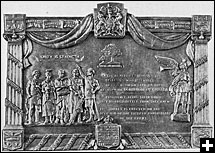 Photographie de la plaque en bronze placée dans l'ancienne salle du Conseil Législatif, édifice provincial, à Charlottetown, Île-du-Prince-Édouard, pour commémorer la séance historique du 1<sup>er</sup> septembre 1864