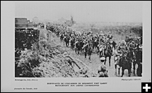 Survivants de l’escadron du régiment Fort Garry retournant aux lignes canadienne