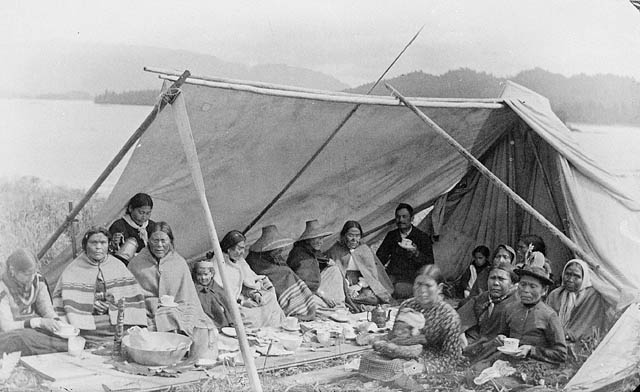 Autochtones (Tsimshian) qui prennent le thé