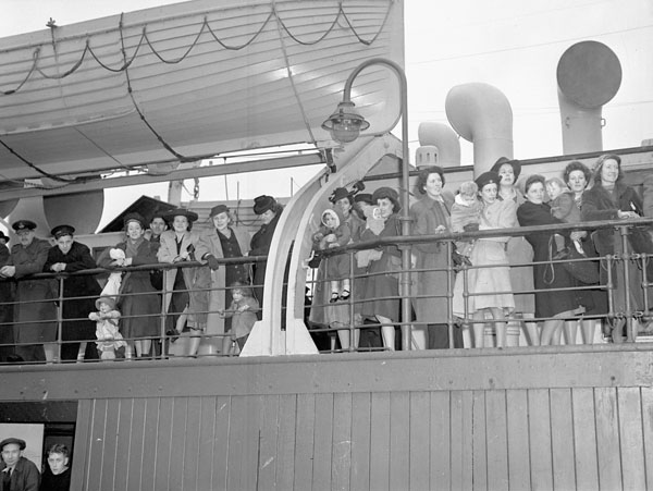 Épouses de guerre et leurs enfants, en route pour le Canada, Angleterre, le 17 avril 1944