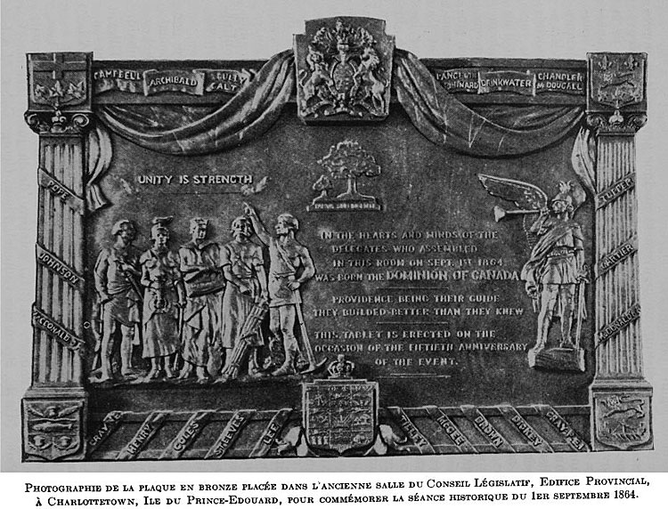 Photographie de la plaque en bronze placée dans l'ancienne salle du Conseil Législatif, édifice provincial, à Charlottetown, Île-du-Prince-Édouard, pour commémorer la séance historique du 1<sup>er</sup> septembre 1864.